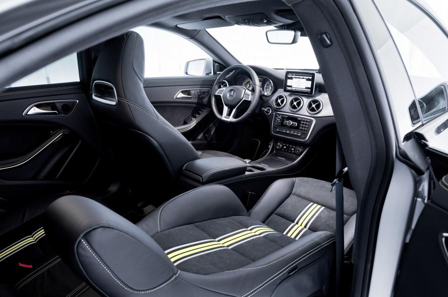 Интерьер Mercedes-Benz CLA250 AMG Sports Package Edition 1 (C117) 2013 года  (фото 25 из 72)